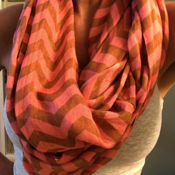 Infinity scarf with 🏷 - Picture 2 of 4